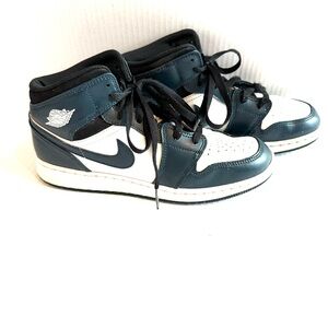 Boy’s Air Jordan Mid